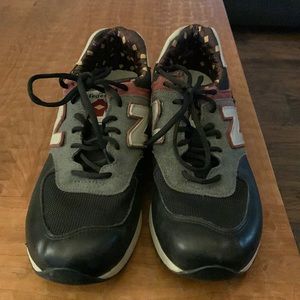 Size 9.5 in mens 11 in woman’s new balance shoes